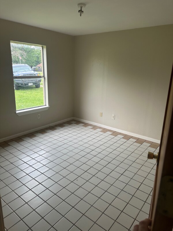 Building Photo - 531 Woodland Dr