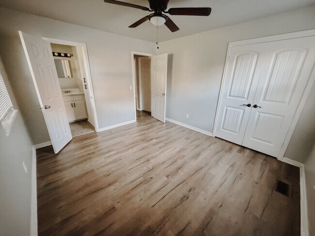 Building Photo - 6336 N Hammond Ave