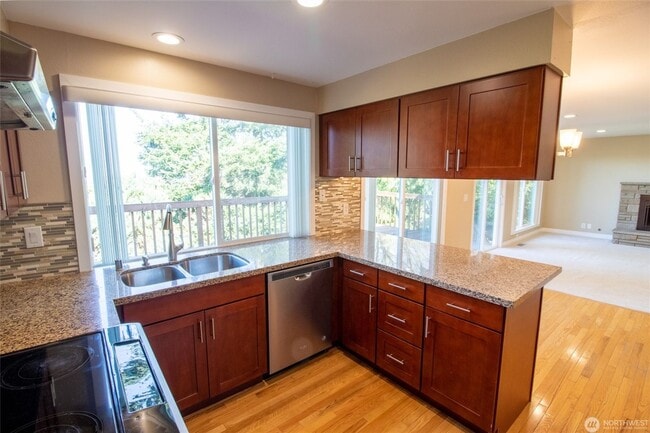 Building Photo - 4Bd/3.5Ba Bellevue Home