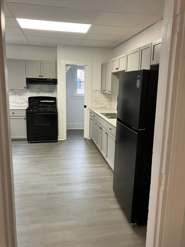 Building Photo - 422 John St