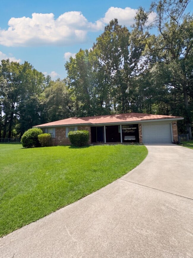 Building Photo - HOT SUMMER MOVE-IN SPECIAL: ONE MONTH FREE RENT!**