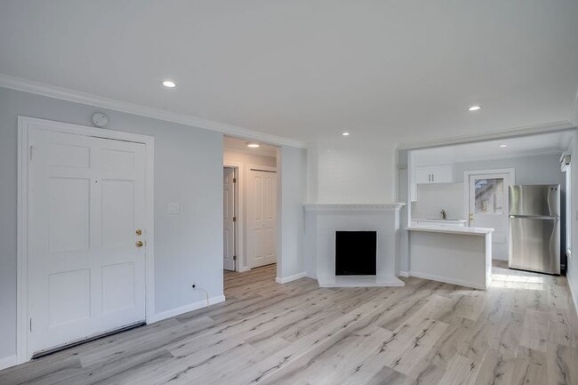 Building Photo - Remodeled 1 bedroom/1 bath apartment with ...