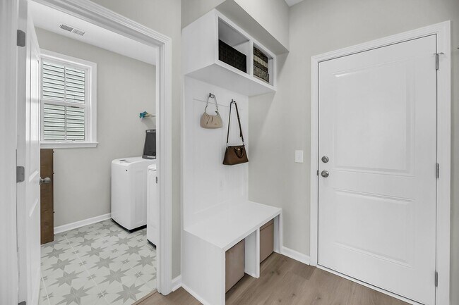 Building Photo - Beautiful 3 bedroom 2.5 bathroom two story home available in North Charleston!
