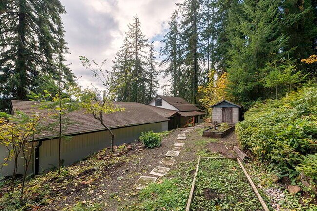 Building Photo - BEAUTIFUL CABIN STYLE HOME ACROSS FROM SILVER LAKE