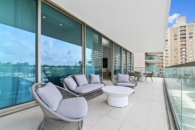 Building Photo - 10203 Collins Ave