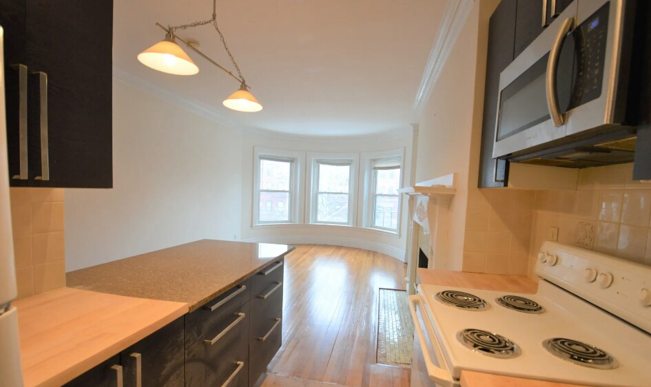 Building Photo - 851 Beacon St