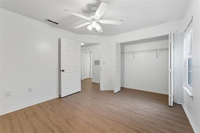 Building Photo - 5459 Vineland Rd