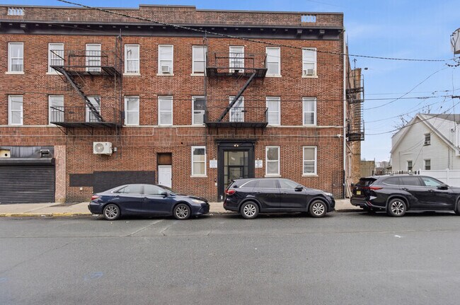 Building Photo - 649 Chancellor Ave