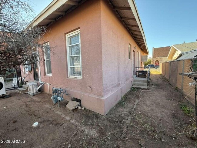 Building Photo - 716 11th St