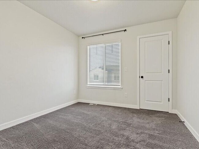 Building Photo - RIVERTON 3 BED, 2.5 BATH TOWNHOME