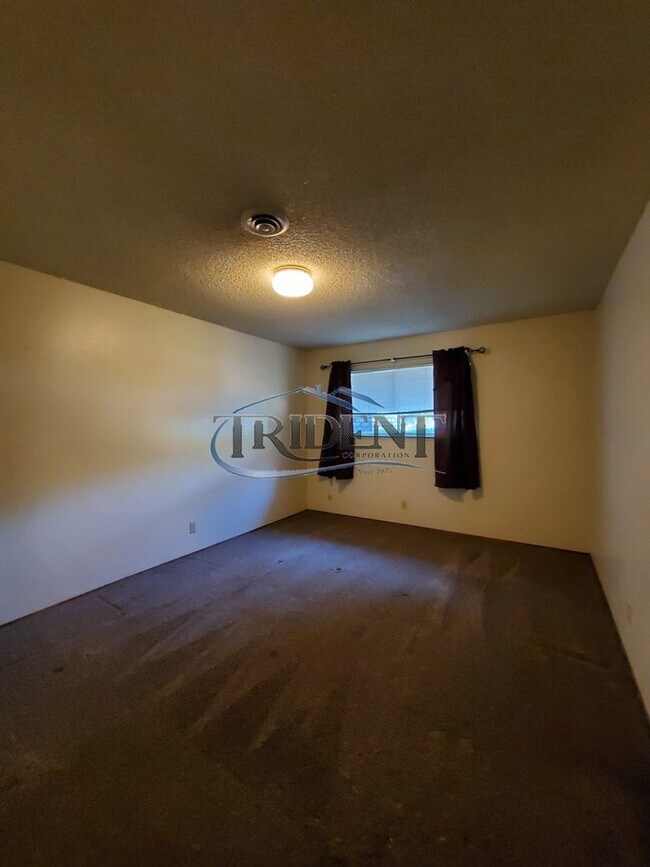 Building Photo - 231 E 18th St