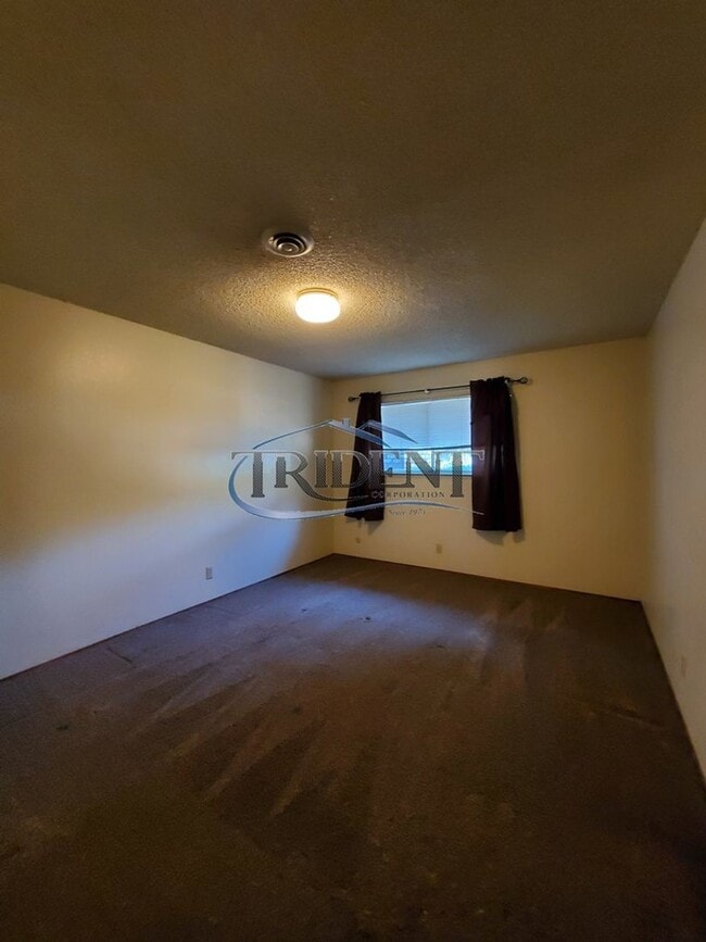 Building Photo - (2526m) 231 E. 18th St/ 1806 Sampson