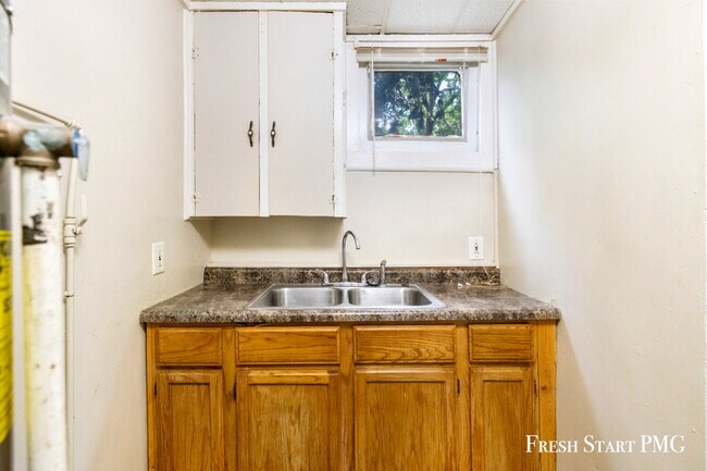 Building Photo - Comfortable Ground-Floor Living with Moder...