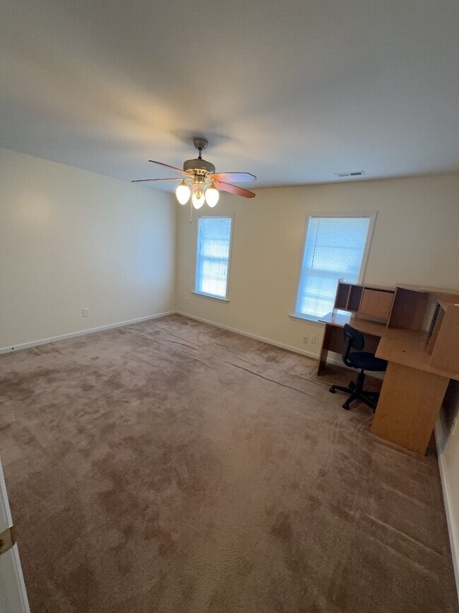 Building Photo - Charming 4 Bedroom, 2 Bath Home - 300 Shif...