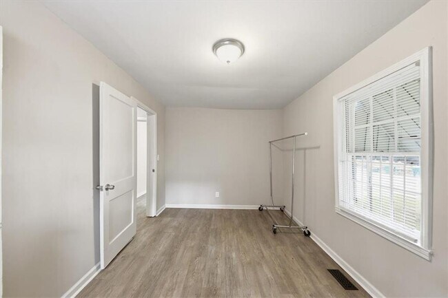 Building Photo - 154 Lawton St SW