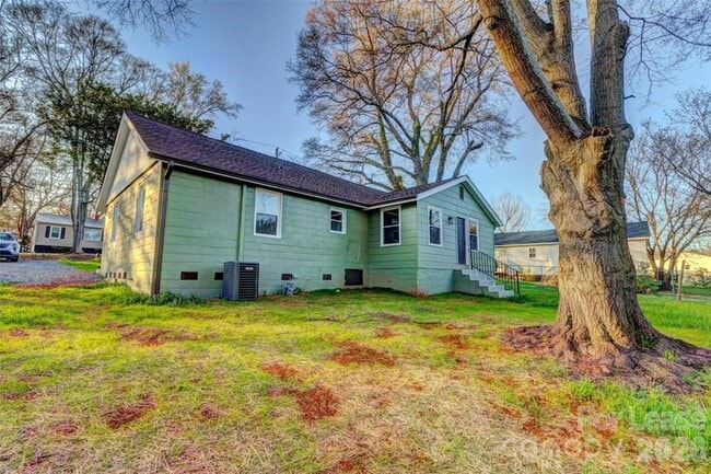 Building Photo - 824 2nd St