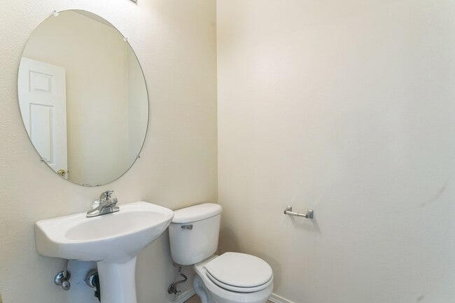 Building Photo - $500 off the first month's rent with a lea...