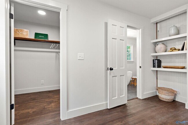 Building Photo - 7916 Valley View Dr SE