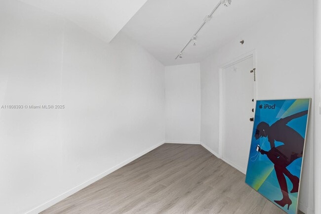 Building Photo - 1121 Crandon Blvd