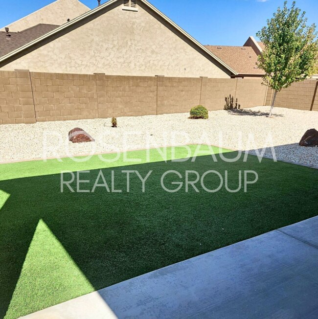 Building Photo - Gorgeous 3-bedrooms, 2-baths home tucked a...