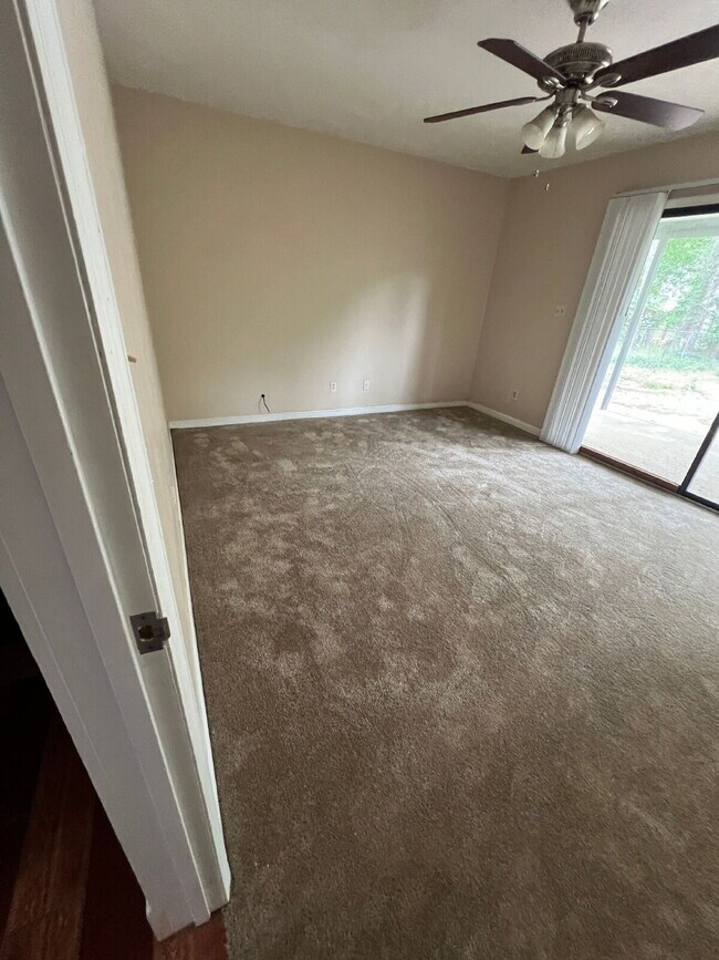 Building Photo - Delightful two story town home.