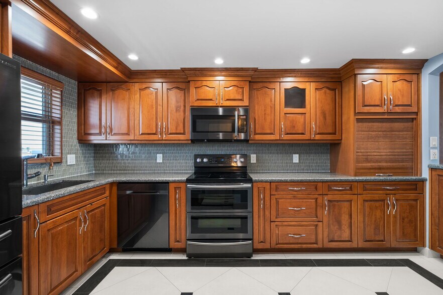 Building Photo - 511 Bayshore Dr