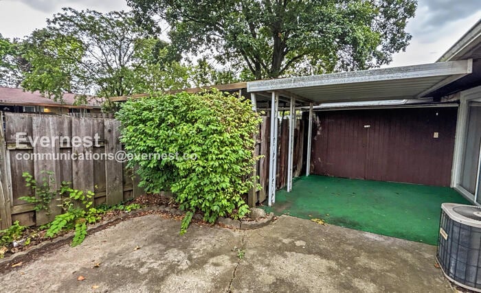 Building Photo - 2324 Woodbrook Cir N