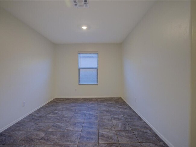 Building Photo - 3 Bedroom 2 Bathroom + Flex Room