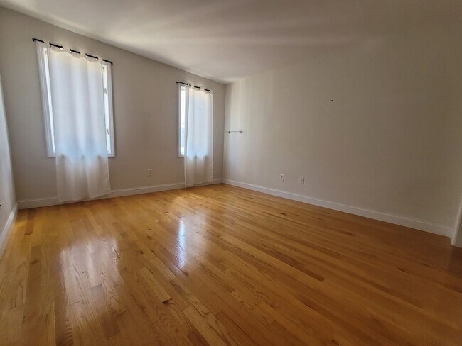 Building Photo - 3 Raymond St