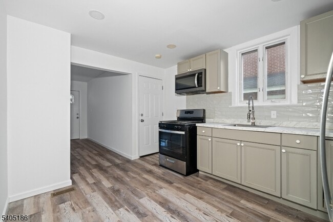 Building Photo - 509 Centre St