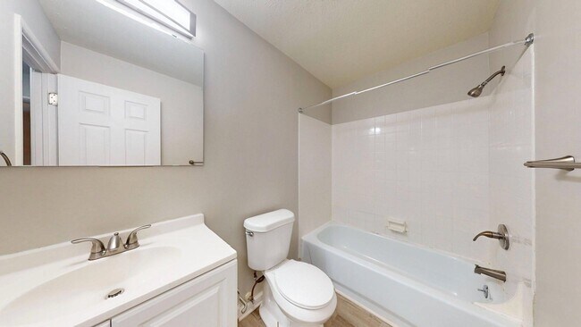 Building Photo - Elyria - updated 2 bedroom/1 bath townhouse.