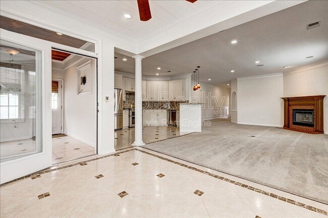 Building Photo - 1033 Pinehurst Dr