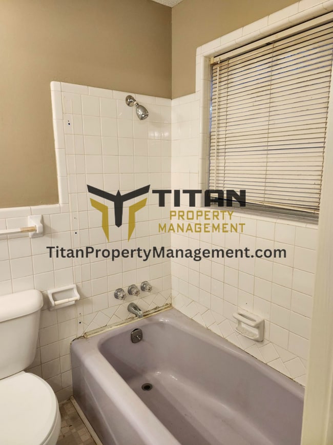 Building Photo - 3b/2b house