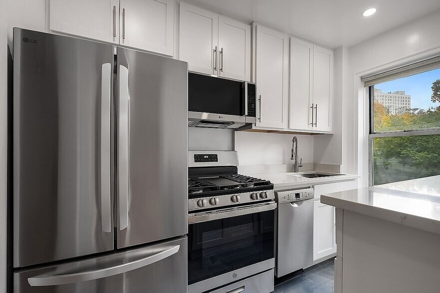 Building Photo - 5430 Netherland Ave