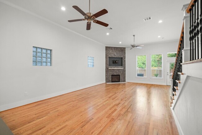 Building Photo - 206 Burr St
