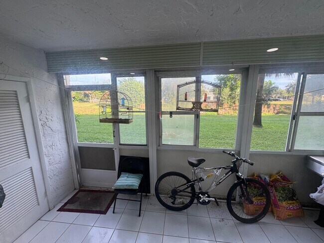 Building Photo - 725 Lori Dr