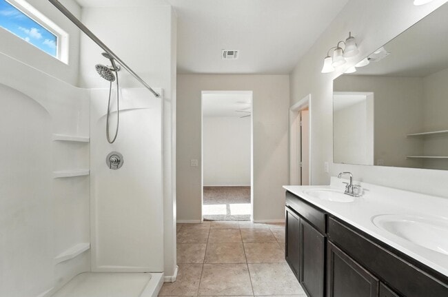 Building Photo - Rare Find! Spacious 3-Bed, 2-Bath + 3-Car ...