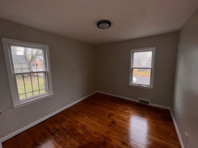 Building Photo - Three Bed 1 Bath Brick Bungalow with basement on the east-side of Detroit! Move in Ready!