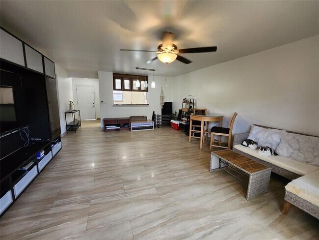 Building Photo - 219 NE 14th Ave