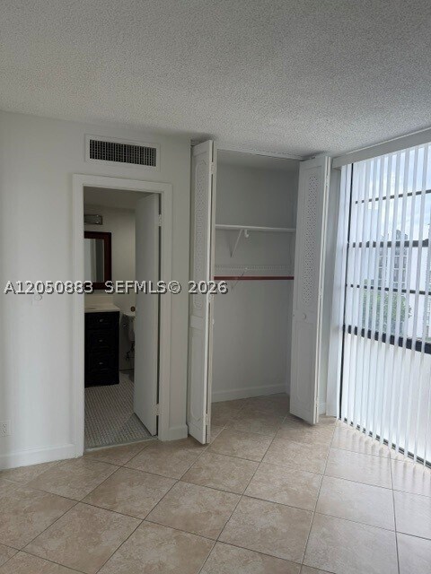 Building Photo - 3475 N Country Club Dr