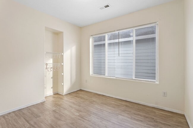 Building Photo - Large 3 bedroom 2.5 Bath Home! Tour Today!