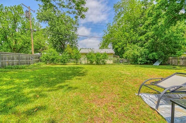 Building Photo - 1205 Westlawn Dr