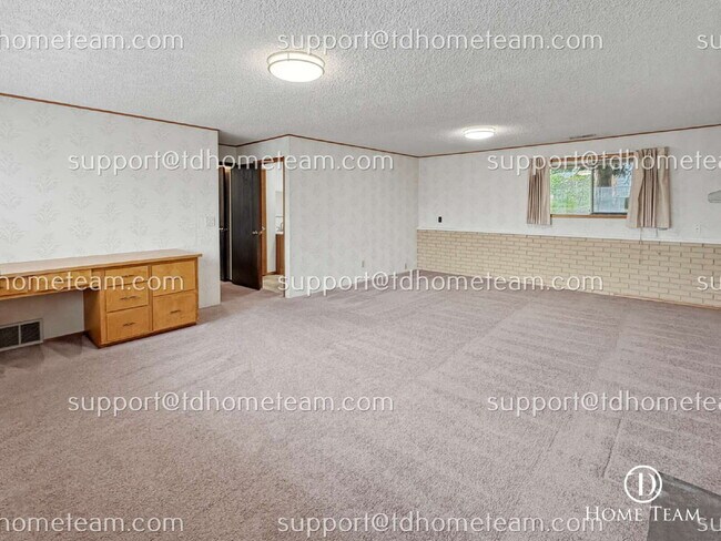 Building Photo - "Spacious 4-Bed Oasis with Granite Touches & Finished Basement in Renton!"