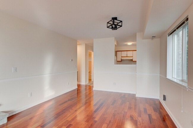 Building Photo - 2 Bedroom, 2.5 Bath Condo in Madrona Heights