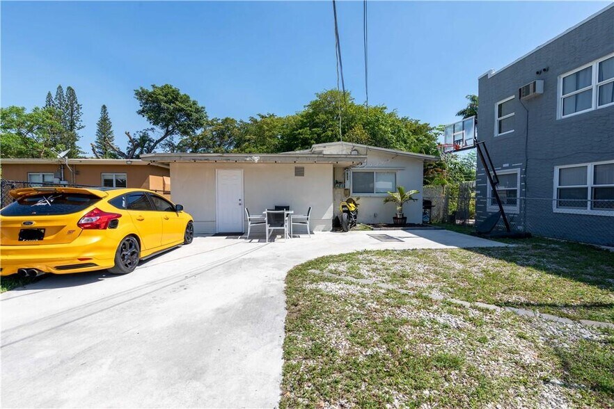 Building Photo - 1944 Adams St