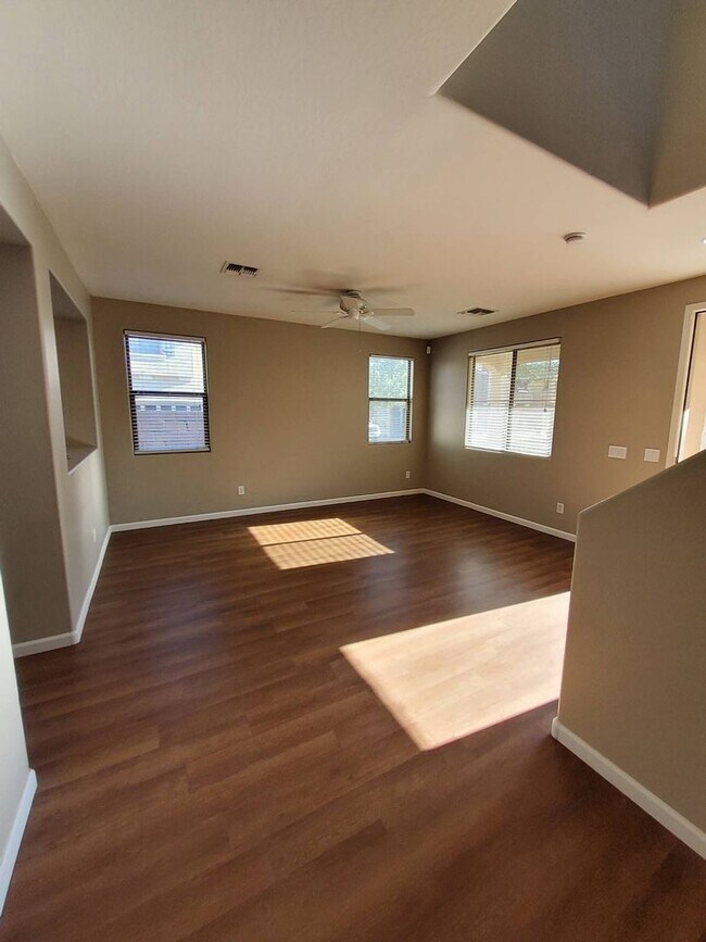 Building Photo - Newer Phoenix Home