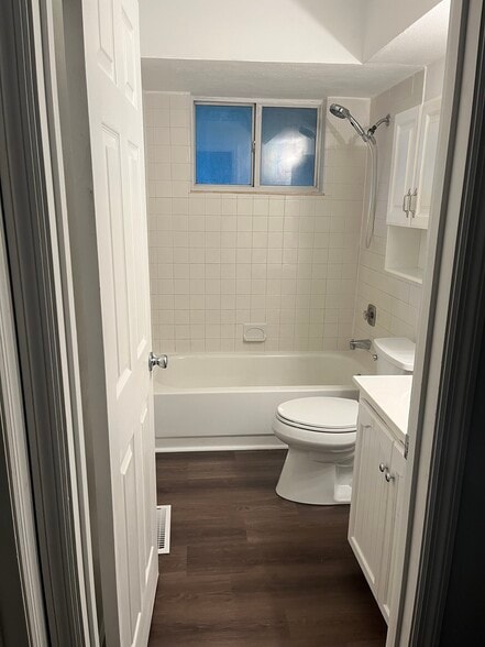Main Bathroom - 3710 Elmcrest Ln