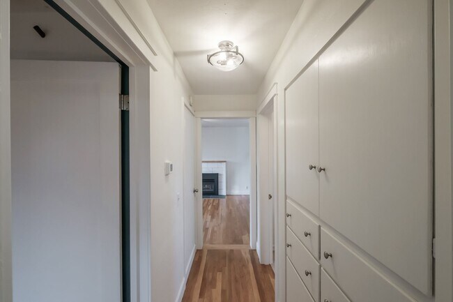 Building Photo - Charming 3-Bed 2 Bath Home with Spectacula...