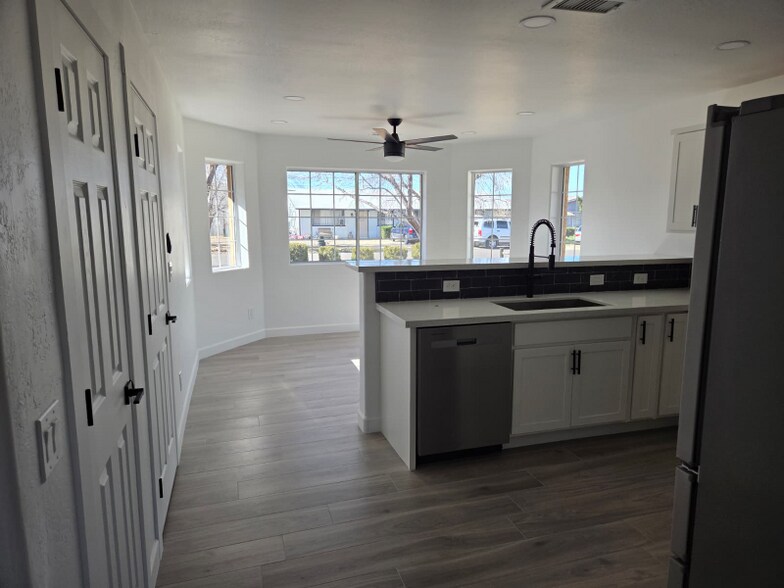 Building Photo - 4885 N Arnold Dr