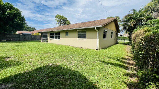 Building Photo - 6831 Eastview Dr
